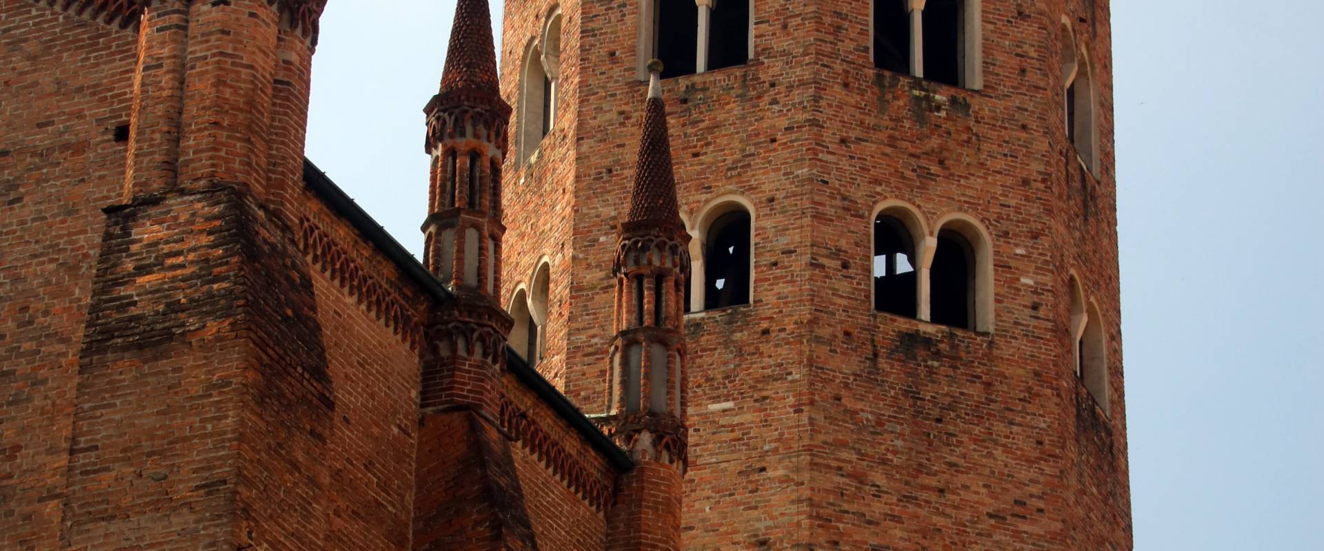 Basilica di Sant'Antonino (Piacenza), campanile 04 foto di Mongolo1984